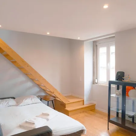 Charming Duplex In Graca | By Airnest Apartmán